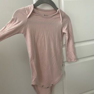 Kyte Baby long sleeve bodysuit in blush . Size 12-18 months.